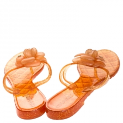 مملوكة مسبقًا صندل فلات إصبع شانيل مزخرف وردة كاميليا جيلي غليتر برتقالي مقاس 39