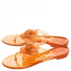 مملوكة مسبقًا صندل فلات إصبع شانيل مزخرف وردة كاميليا جيلي غليتر برتقالي مقاس 39