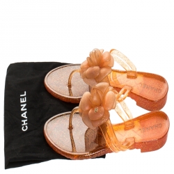 مملوكة مسبقًا صندل فلات إصبع شانيل مزخرف وردة كاميليا جيلي غليتر برتقالي مقاس 39