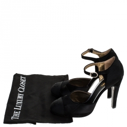 مملوكة مسبقًا صندل شانيل سير كاحل غطاء مقدمة CC جلد سويدي وساتان أسود مقاس 38.5