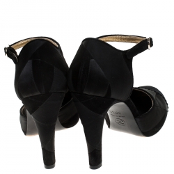 مملوكة مسبقًا صندل شانيل سير كاحل غطاء مقدمة CC جلد سويدي وساتان أسود مقاس 38.5