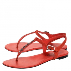 مملوكة مسبقًا Chanel Red Suede Ruthenium Charm Embellished Thong Flat Sandals Size 37