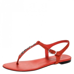 مملوكة مسبقًا Chanel Red Suede Ruthenium Charm Embellished Thong Flat Sandals Size 37