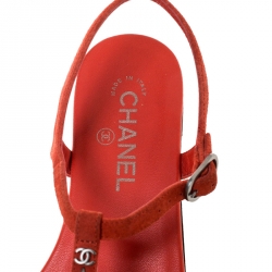مملوكة مسبقًا Chanel Red Suede Ruthenium Charm Embellished Thong Flat Sandals Size 37