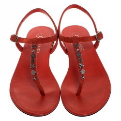 مملوكة مسبقًا Chanel Red Suede Ruthenium Charm Embellished Thong Flat Sandals Size 37