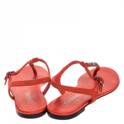 مملوكة مسبقًا Chanel Red Suede Ruthenium Charm Embellished Thong Flat Sandals Size 37