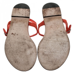 مملوكة مسبقًا Chanel Red Suede Ruthenium Charm Embellished Thong Flat Sandals Size 37