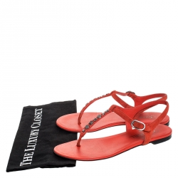 مملوكة مسبقًا Chanel Red Suede Ruthenium Charm Embellished Thong Flat Sandals Size 37