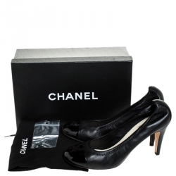 Pre Owned حذاء كعب عالي شانيل مجعد غطاء مقدمة CC جلد أسود مقاس 41.5