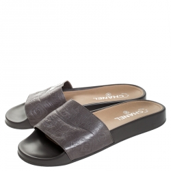 Pre Owned صندل سلايد شانيل لاكي شارم جلد بارز رصاصي مقاس 40