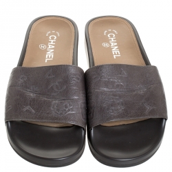 Pre Owned صندل سلايد شانيل ل اكي شارم جلد بارز رصاصي مقاس 40