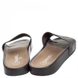 Pre Owned صندل سلايد شانيل لاكي شارم جلد بارز رصاصي مقاس 40