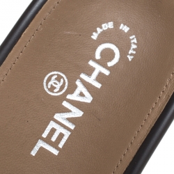 Pre Owned صندل سلايد  شانيل لاكي شارم جلد بارز رصاصي مقاس 40