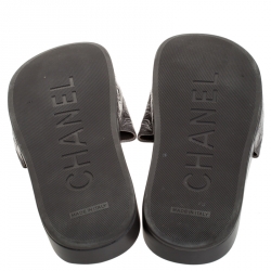 Pre Owned صندل سلايد شانيل لاكي شارم جلد بارز رصاصي مقاس 40