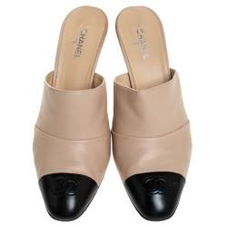 مملوكة مسبقًا Chanel Beige/Black Leather Cap Toe Mules Size 40