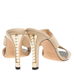 مملوكة مسبقًا Chanel Beige/Black Leather Open Toe Pearl Embellished Heels Sandals Size 39.5