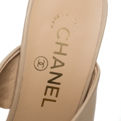 مملوكة مسبقًا Chanel Beige/Black Leather Open Toe Pearl Embellished Heels Sandals Size 39.5