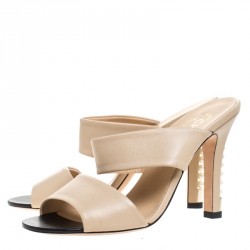 مملوكة مسبقًا Chanel Beige/Black Leather Open Toe Pearl Embellished Heels Sandals Size 39.5