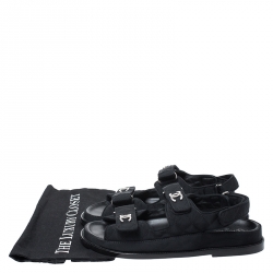 مملوكة مسبقًا صندل شانيل فلات فلكرو CC جلد مبطن بيج مقاس 36.5