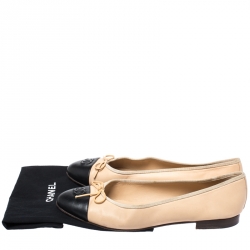 مملوكة مسبقًا Chanel Beige/Black Leather Cap Toe Bow Ballet Flats Size 42
