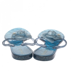 Pre Owned صندل شانيل فلات بإصبع جيلي كاميليا غليتر أزرق مقاس 39