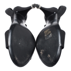 Pre Owned صندل شانيل مقدمة مفتوحة فتحة كعب مزينة شعار الماركة CC قماش أسود مقاس 36.5