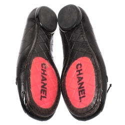 Pre Owned حذاء باليرينا فلات شانيل مزين شعار الماركة و فيونكة جلد مبطن أسود مقاس 37