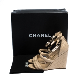مملوكة مسبقًا Chanel Beige Quilted Leather Charm Embellished Ankle Cuff Wedge Sandals Size 36