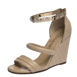مملوكة مسبقًا Chanel Beige Quilted Leather Charm Embellished Ankle Cuff Wedge Sandals Size 36
