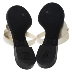 مملوكة مسبقًا Chanel White Rubber Camellia CC Thong Sandals Size 39