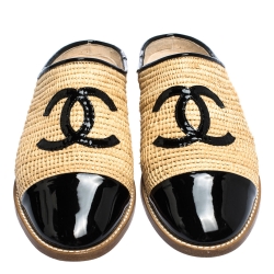 مملوكة مسبقًا حذاء سلايد فلات شانيل مزين شعار الماركة CC سليب أون رافيا كريمي و جلد لامع أسود مقاس 40