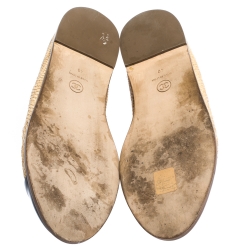 مملوكة مسبقًا حذاء سلايد فلات شانيل مزين شعار الماركة CC سليب أون رافيا كريمي و جلد لامع أسود مقاس 40