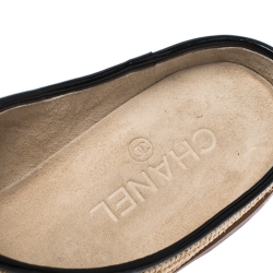 مملوكة مسبقًا حذاء سلايد فلات شانيل مزين شعار الماركة CC سليب أون رافيا كريمي و جلد لامع أسود مقاس 40