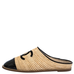 مملوكة مسبقًا حذاء سلايد فلات شانيل مزين شعار الماركة CC سليب أون رافيا كريمي و جلد لامع أسود مقاس 40