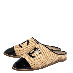 مملوكة مسبقًا حذاء سلايد فلات شانيل مزين شعار الماركة CC سليب أون رافيا كريمي و جلد لامع أسود مقاس 40