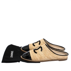 مملوكة مسبقًا حذاء سلايد فلات شانيل مزين شعار الماركة CC سليب أون رافيا كريمي و جلد لامع أسود مقاس 40