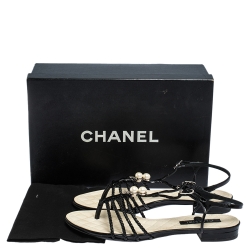 Pre Owned صندل فلات شانيل جلد بيج/أسود لؤلؤ صناعي مزخرف بسيور مقاس 37.5