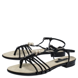 Pre Owned صندل فلات شانيل جلد بيج/أسود لؤلؤ صناعي مزخرف بسيور مقاس 37.5