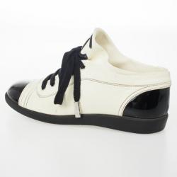 مملوكة مسبقًا Chanel Black &amp; White High Top Lace Up Sneakers Size 36