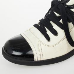 مملوكة مسبقًا Chanel Black &amp; White High Top Lace Up Sneakers Size 36
