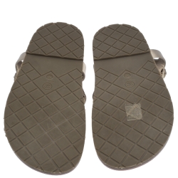 مملو�كة مسبقًا Chanel Metallic Grey Satin CC Chain Link Flat Sandals Size 38