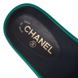 Pre Owned صندل سلايد شانيل "تروبيكونيك" مزين بسلسلة ساتان أخضر مقاس 39