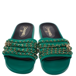 Pre Owned صندل سلايد شانيل "تروبيكونيك" مزين بسلسلة ساتان أخضر مقاس 39