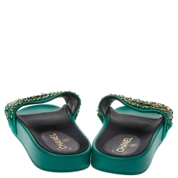 Pre Owned صندل سلايد شانيل "تروبيكونيك" مزين بسلسلة ساتان أخضر مقاس 39