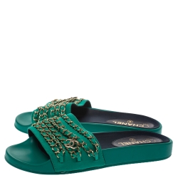 Pre Owned صندل سلايد شانيل "تروبيكونيك" مزين بسلسلة ساتان أخضر مقاس 39