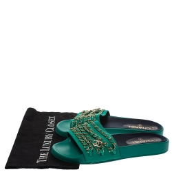 Pre Owned صندل سلايد شانيل "تروبيكونيك" مزين بسلسلة ساتان أخضر مقاس 39