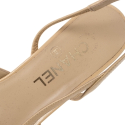 مملوكة مسبقًا Chanel Beige/Black Leather and Fabric Cap Toe Slingback Sandals Size 38.5