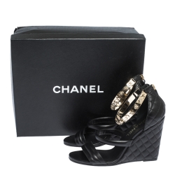 مملوكة مسبقًا صندل شانيل جلد أسود مزخرف بحزام كاحل كعب روكي مقاس 37.5