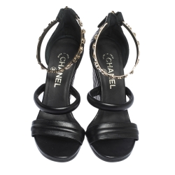 مملوكة مسبقًا صندل شانيل جلد أسود مزخرف بحزام كاحل كعب روكي مقاس 37.5