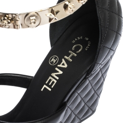 مملوكة مسبقًا صندل شانيل جلد أسود مزخرف بحزام كاحل كعب روكي مقاس 37.5